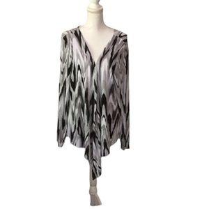 Liz Lange white and black design open up the front cardigan